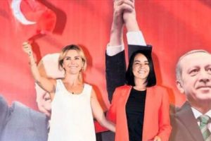 Ece Erken ile Beng&uuml; halkın karşısına omuz omuza &ccedil;ıktı