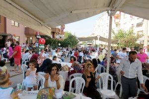 Bursa'da trafiğe kapatılan yolda toplu s&uuml;nnet ş&ouml;leni
