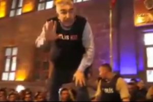 Kars Emniyet M&uuml;d&uuml;r&uuml; darbecilere karşı destan yazdı