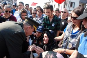 Şehit annesinin elini &ouml;pen Albay tutuklandı