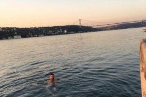 Oyuncu Sinan Tuzcu, İstanbul'da denize girmeyi tercih etti