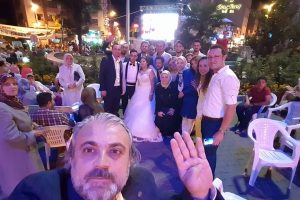 Bursa'da gelin ve damat demokrasi n&ouml;betinde