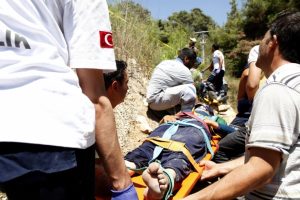 &Ouml;l&uuml;m virajında kaza: 17 yaralı