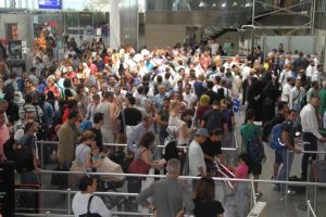 Yeşil ve gri pasaport ge&ccedil;işleri aksamadan devam ediyor