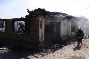 K&ouml;ydeki yangında 2 ahşap ev yandı