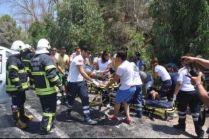 Eriyen asfaltta kayan minib&uuml;s karşı şeride ge&ccedil;ti: 4 &ouml;l&uuml;, 6 yaralı