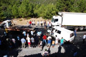 Akseki'de kamyonla minib&uuml;s &ccedil;arpıştı: 1'i ağır, 8 yaralı