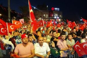 Hatay darbeye karşı tek y&uuml;rek oldu