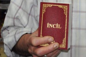B&ouml;lge imamının evinden İncil &ccedil;ıktı