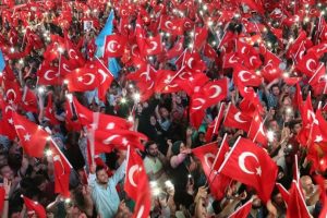 O akşam her 10 kişiden 4'&uuml; meydanlardaydı