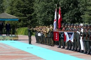 Başbakan KKTC'li mevkidaşını t&ouml;renle karşıladı