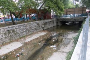 Bursa'da turizm merkezindeki dere &ccedil;&ouml;pl&uuml;ğe d&ouml;nd&uuml;