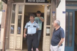 Tuvalette mahsur kalan &ccedil;ocuğu itfaiye kurtardı