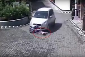 İnanılmaz kurtuluş: &Ccedil;ocuk aracın altından sağ &ccedil;ıktı!