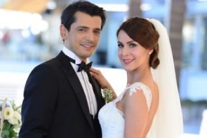 Osman Ak&ccedil;a ve eşinden balayı pozu