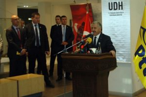 Bakan o gecenin g&ouml;r&uuml;nmeyen kahramanlarını anlattı