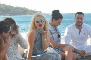 Yıldız Tilbe sahneden indirildi mi?