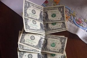 Vali'nin evinde de 'O dolarlar' &ccedil;ıktı
