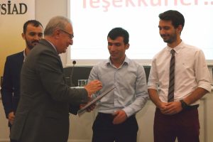 Bursa'da d&uuml;zenlenen programa katılan &ouml;ğrenciler sertifikalarını aldı