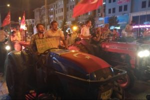 Bursalı &ccedil;ift&ccedil;iler demokrasi n&ouml;betine trakt&ouml;rleriyle gelip vatandaşlara armut dağıttı