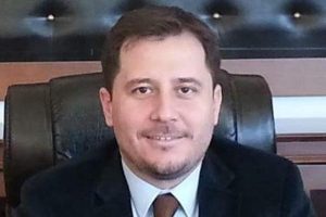 Y&uuml;ksekokul M&uuml;d&uuml;r&uuml;, rekt&ouml;rl&uuml;k binasından atladı