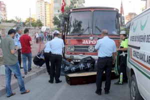 İş&ccedil;i servisinin altında kalan 12 yaşındaki &ccedil;ocuk &ouml;ld&uuml;