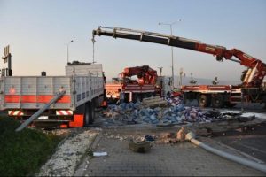 İzmir'de zincirleme trafik kazası: 1'i ağır, 10 yaralı