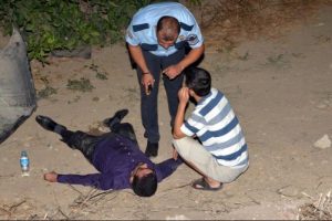 Polisten yaralı gence; Sakın uyuma, bizimle konuş