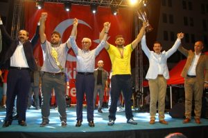 Onlar da demokrasi n&ouml;betinde