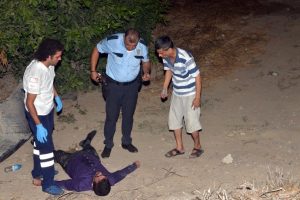 Polisten yaralı gence b&ouml;yle seslendi: Sakın uyuma, bizimle konuş