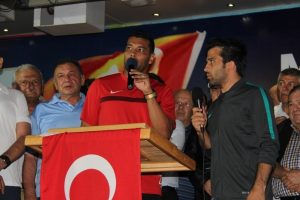 Dos Santos demokrasi n&ouml;betinde