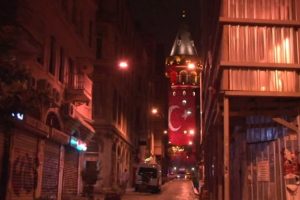 Galata Kulesi T&uuml;rk bayrağına b&uuml;r&uuml;nd&uuml;
