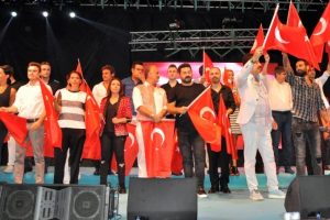 Sanat&ccedil;ılardan demokrasi n&ouml;betine tam destek