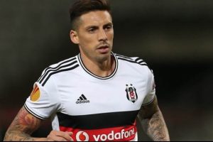 Kartal kara kara d&uuml;ş&uuml;n&uuml;yor!