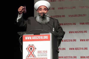 İmam, k&uuml;rs&uuml;de prezervatif salladı!