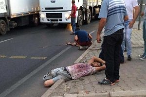 TIR motosiklete &ccedil;arptı: 1 &ouml;l&uuml;, 1 yaralı