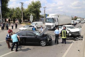 Cip otomobile &ccedil;arptı: 3 yaralı