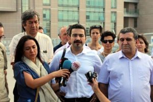 Adliye &ouml;n&uuml;nde gazeteci B&uuml;lent Mumay'a destek a&ccedil;ıklaması