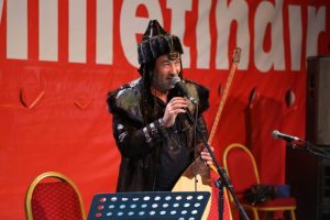 Arslanbek Sultanbekov, demokrasi n&ouml;betinde sahne aldı