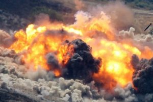 Sınırda &ccedil;ifte bombalı saldırı: 50 &ouml;l&uuml;, 140 yaralı