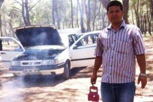 El frenini &ccedil;ekmeyi unuttuğu otomobilinin altında can verdi