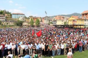 Şehit astsubayı 15 bin kişi uğurladı