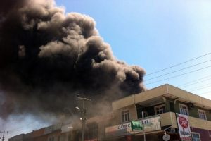 Otomobilde &ccedil;ıkan yangın 5 iş yerini k&uuml;le &ccedil;evrdi