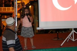 Bursa'da demokrasi n&ouml;betinde minik Elif'ten İstiklal Marşı