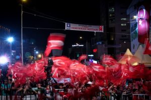 Bursalılar meydanları dolduruyor, metro seferleri 19.00'dan sonra &uuml;cretsiz!