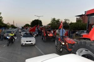Demokrasi n&ouml;betine &ccedil;ift&ccedil;ilerden destek