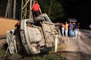 Devrilen otomobilin s&uuml;r&uuml;c&uuml;s&uuml; yaralandı