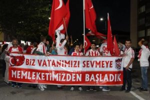 Sivasspor taraftarı demokrasi i&ccedil;in y&uuml;r&uuml;d&uuml;