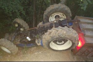 Devrilen trakt&ouml;r&uuml;n altında kalan s&uuml;r&uuml;c&uuml; &ouml;ld&uuml;