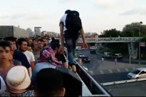 Yoğunluğunu aşmak i&ccedil;in demir korkuluklardan y&uuml;r&uuml;mek istedi